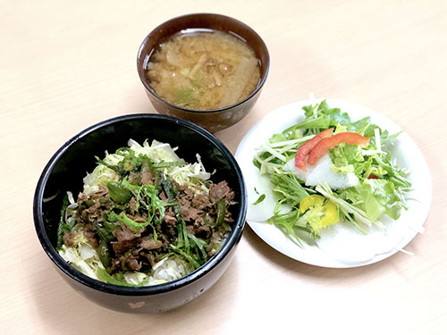 牛肉とピーマン甘辛炒め丼　青しそを添えて