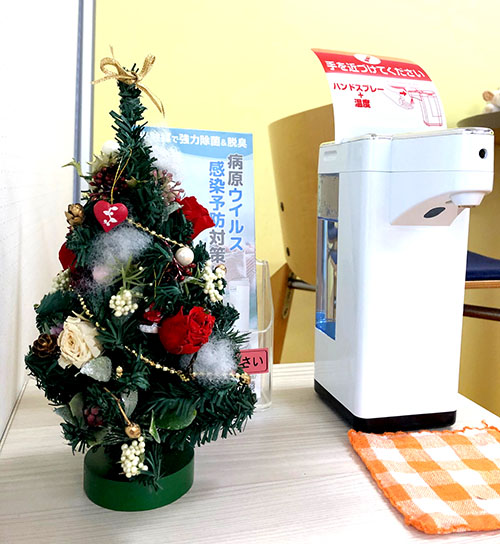 自動ハンドスプレー横にChristmasツリー