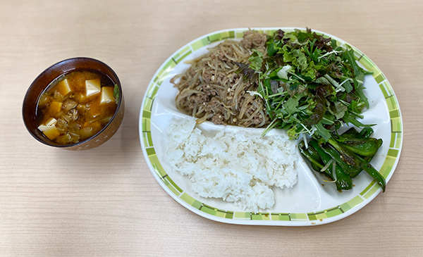 もやしとエノキとひき肉の炒め物