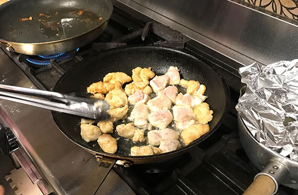 チキン揚げ焼き中