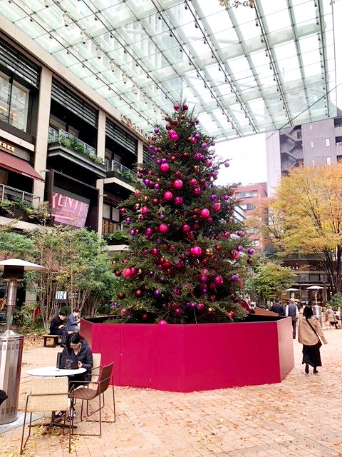 丸の内にある近づくとチョコレートの甘い香りがするクリスマスツリー