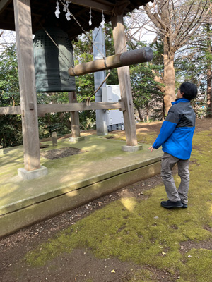 小金神社の鐘をつく役員1