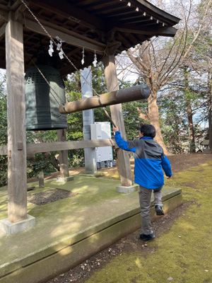 小金神社の鐘をつく役員1