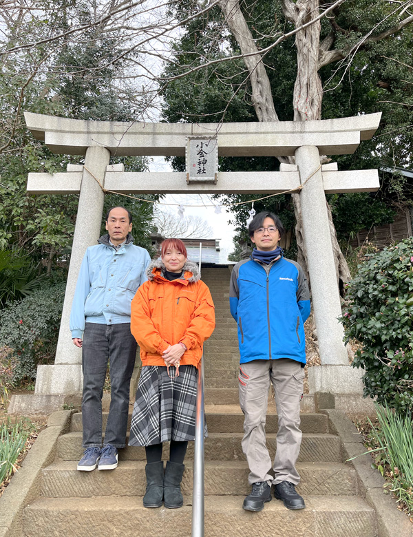 小金神社の鳥居の前で写真をとる役員